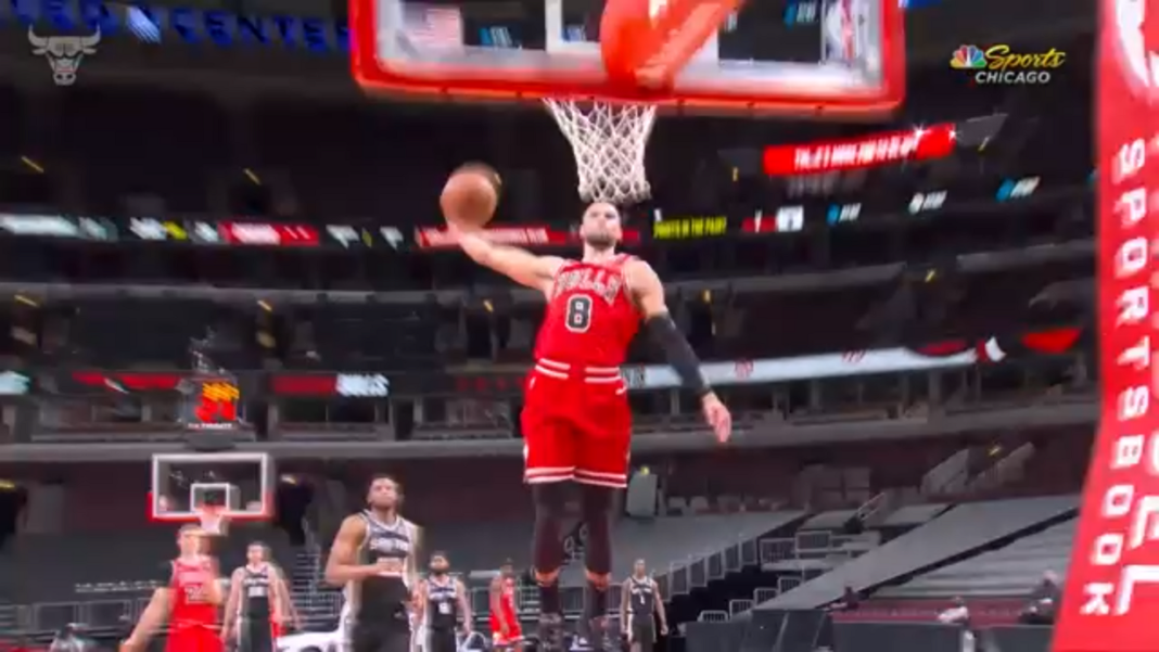 Bulls collapse in the 4th, Spurs win